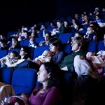 Salas de cinema para mamãe e bebê: conheça o cinematerna