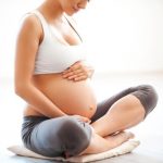 Com quantos meses o bebê se mexe na barriga da mãe?