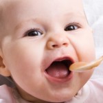 O que dar de comer para o bebê com dente nascendo?