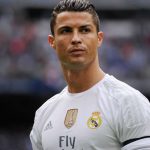 Cristiano Ronaldo posa ao lado dos filhos gêmeos pela primeira vez