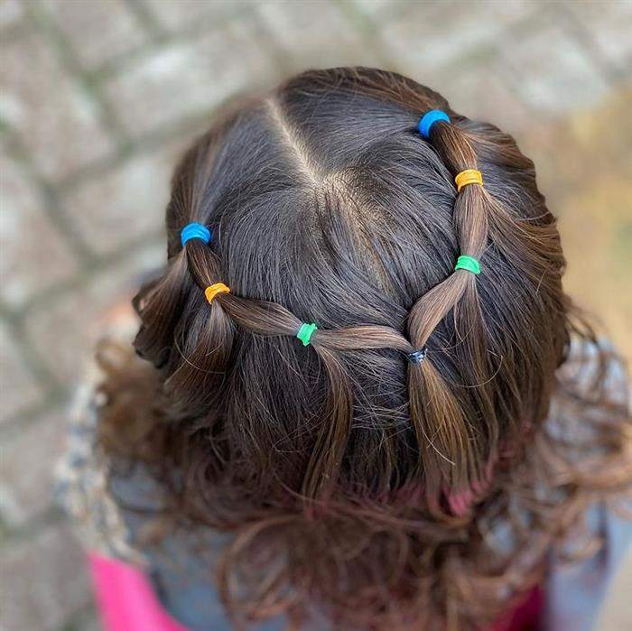 Lindos Penteados para Meninas com Elásticos Coloridos