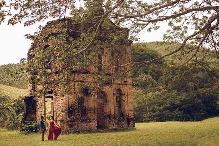 Pré wedding no campo com ruína