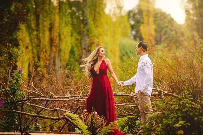 Pré wedding no campo com vestido vermelho